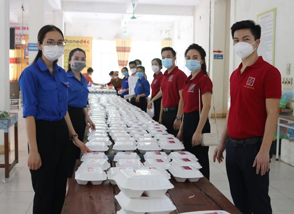 Tuổi trẻ Trường Đại học Hà Tĩnh trao tặng 360 suất cơm hỗ trợ Khu cách ly tập trung